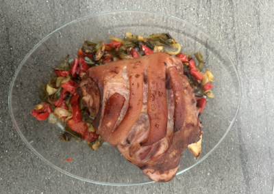 Codillo al horno con pimientos