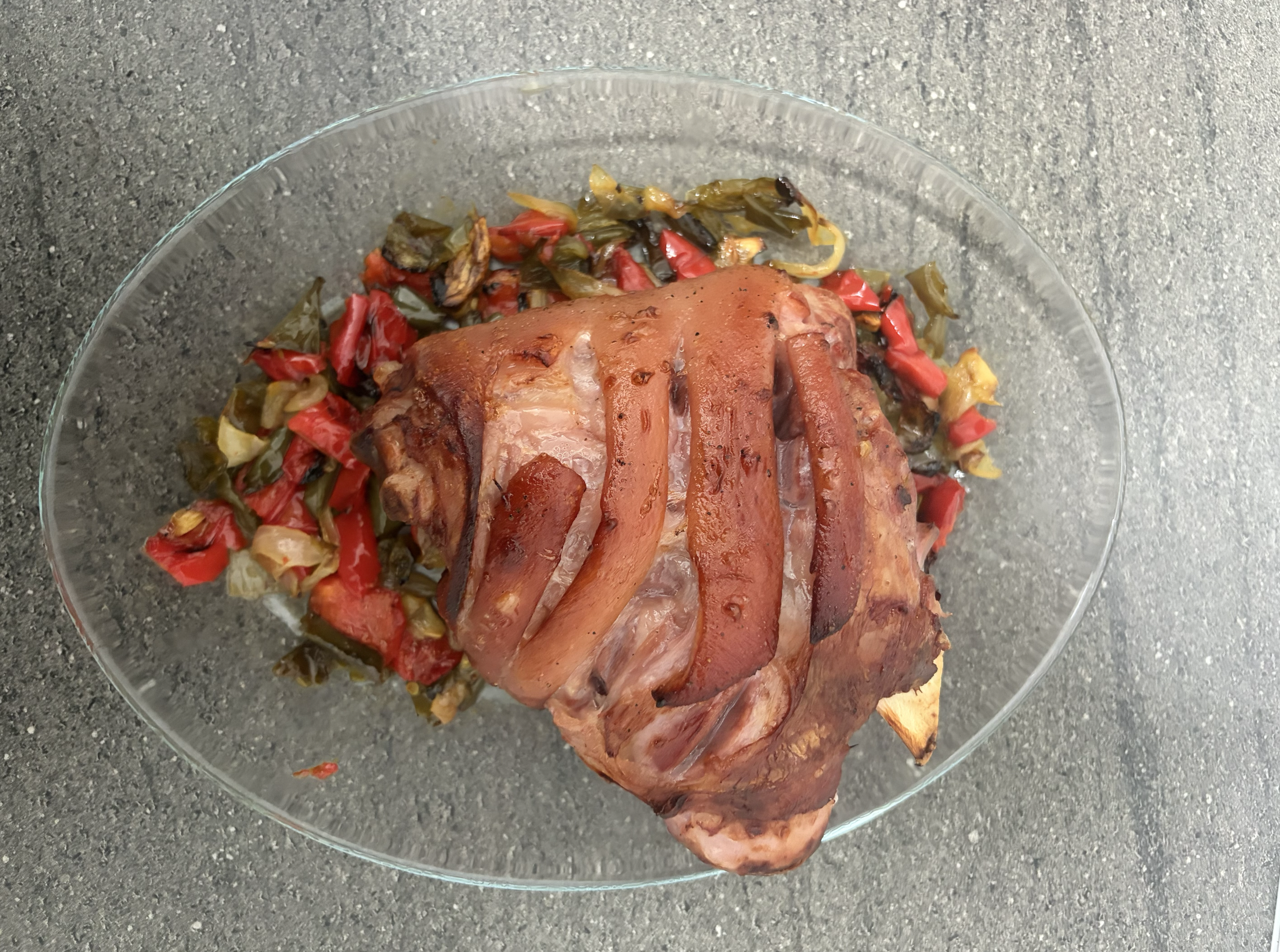 Codillo al horno con pimientos Codillo al horno con pimientos
